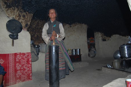 Tsering A. macht Butter in einer Höhle.