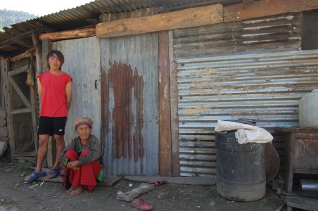 Miju und Tsewang vor ihrem derzeitigen Haus, das sie aus verwertbarem Wellblech, Holz und den neuen Wellblechplatten gebaut haben. „Für den Winter reicht das nicht“, sagt Tsewang.